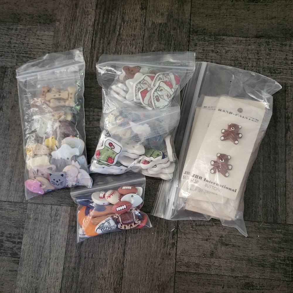 🎄Buttons Galore 142 Total!